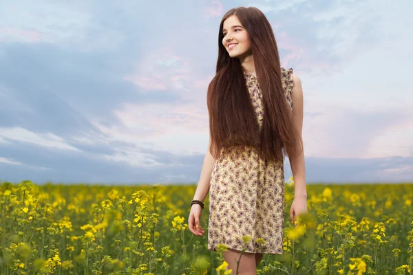 Jovem mulher bonita nos campos — Fotografia de Stock