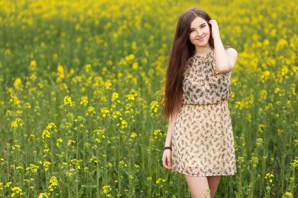 Joven hermosa mujer en los campos — Foto de Stock