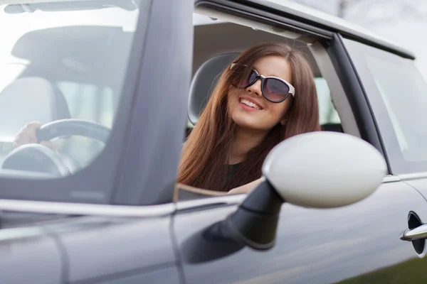 Mladé krásné žena, která řídila auto — Stock fotografie