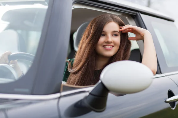 車を運転して眺めること若い女性 — ストック写真