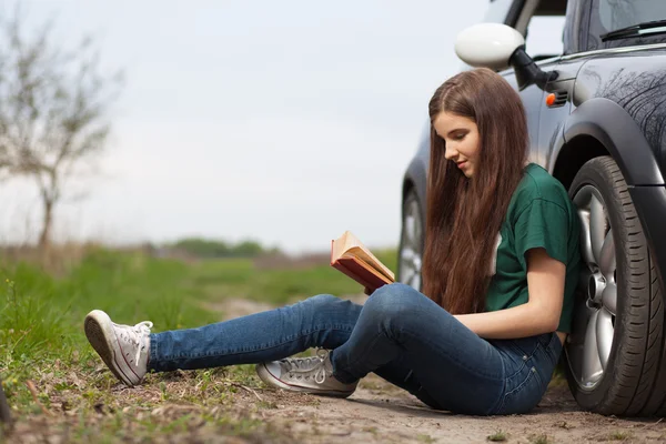 Young woman on a road trip — Stock Photo, Image