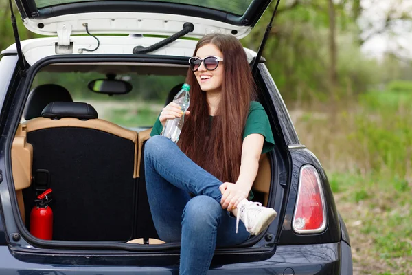 Jonge vrouw op een road trip — Stockfoto