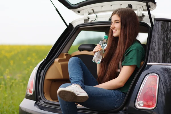 Junge Frau auf Roadtrip — Stockfoto