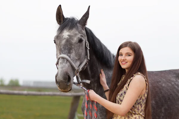 Young beautiful woman with a horse — Stock Photo, Image