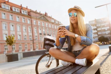 Bir bisiklet olan şık kadın