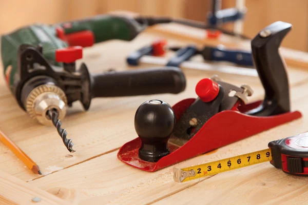 Utensili per la lavorazione del legno su un tavolo da falegnami — Foto Stock