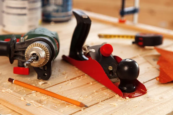 Werkzeuge für die Holzbearbeitung auf einem Tischlertisch — Stockfoto