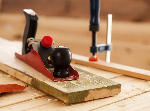 Narzędzia do obróbki drewna na stole stolarzy — Zdjęcie stockowe