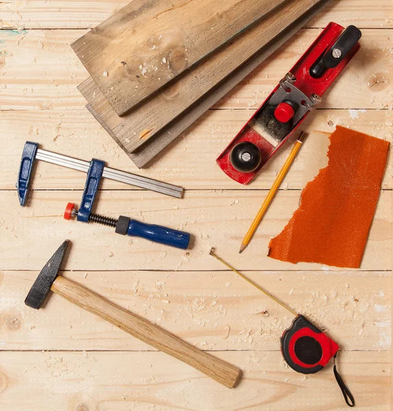 Narzędzia do obróbki drewna na stole stolarzy — Zdjęcie stockowe