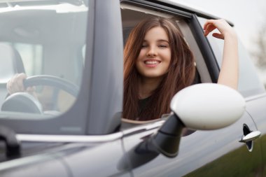 Genç beuatiful kadın bir araba