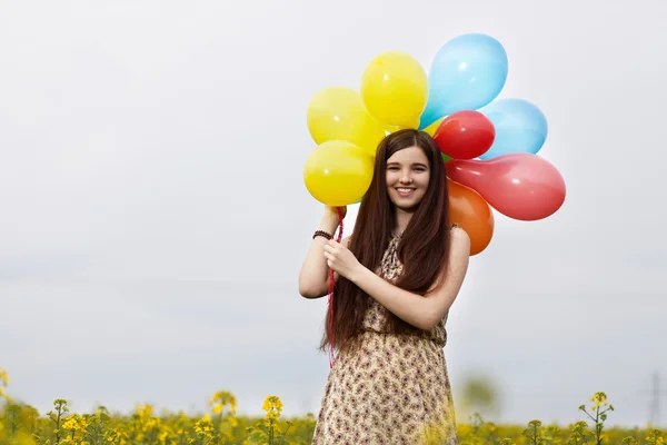 Giovane bella donna nei campi — Foto Stock