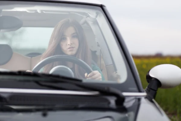 Fiatal beuatiful nő, autó vezetés — Stock Fotó