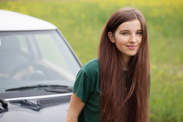 道路の旅行で若い女性 — ストック写真