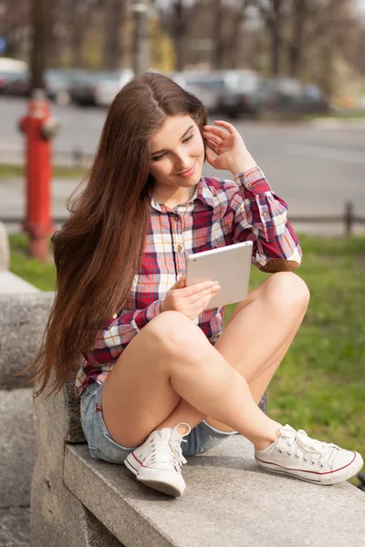 Retrato facial de una mujer joven usando una tableta PC — Foto de Stock