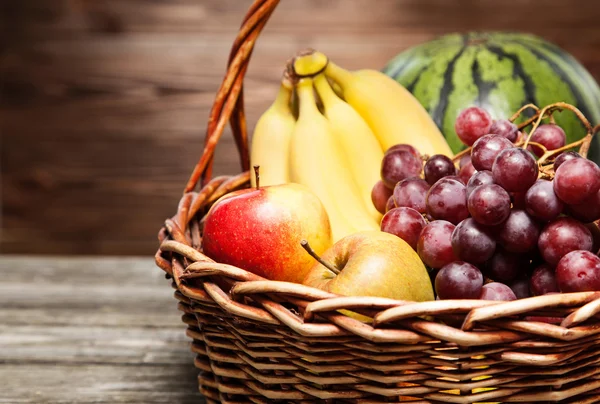 Cesta cheia de frutas frescas — Fotografia de Stock