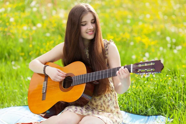 Giovane donna che suona una chitarra — Foto Stock