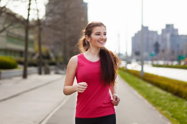 Joven hermosa mujer corriendo en la ciudad — Foto de Stock