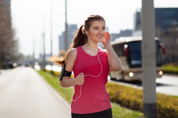 Giovane bella donna che corre in città — Foto Stock