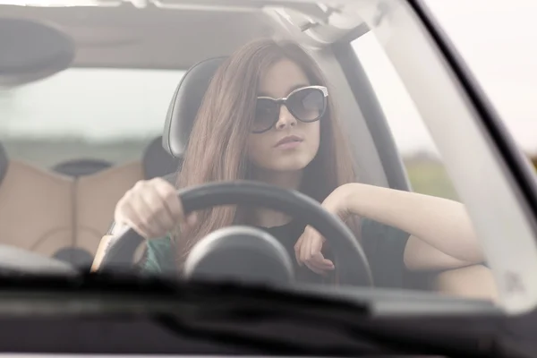 車を運転して眺めること若い女性 — ストック写真