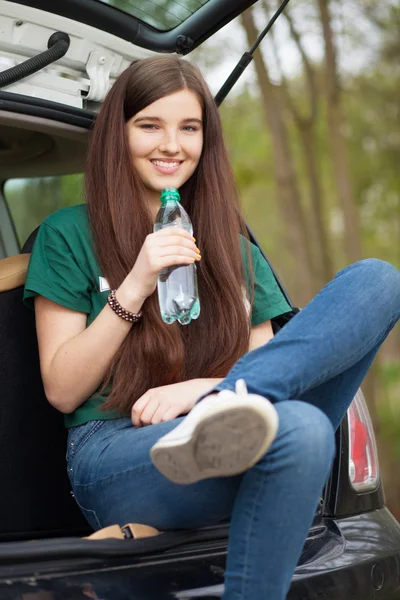 Jonge vrouw op een road trip — Stockfoto