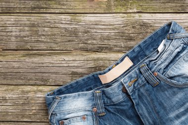 Ahşap zemin üzerinde kot pantolon