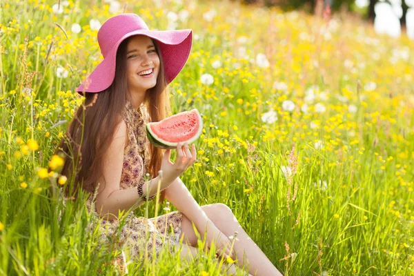 Jovem mulher bonita comendo uma melancia — Fotografia de Stock