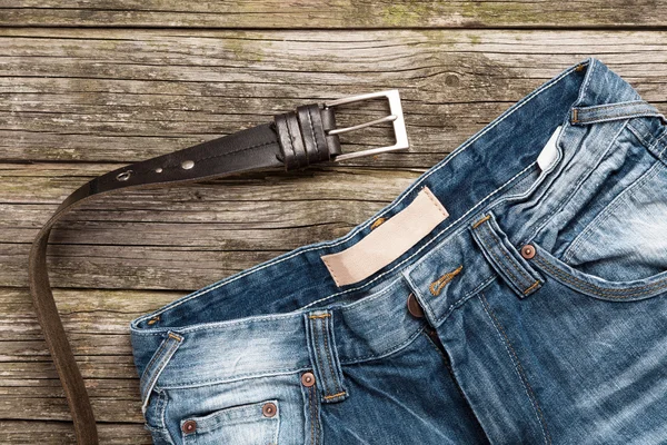 Jeans em fundo de madeira — Fotografia de Stock