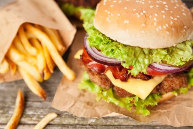 Lezzetli hamburger ve patates