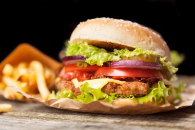 Lezzetli hamburger ve patates