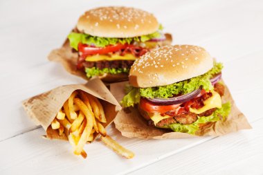 Lezzetli hamburger ve patates