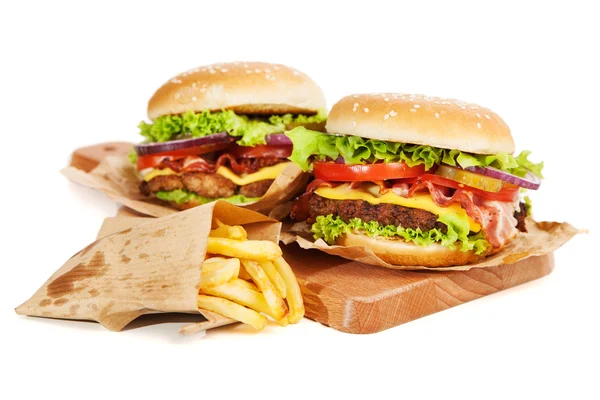 Вкусный гамбургер и картошка фри — стоковое фото