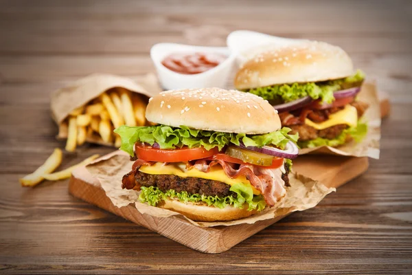 Heerlijk hamburger en friet — Stockfoto