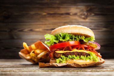 Lezzetli hamburger ve patates