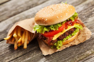 Lezzetli hamburger ve patates