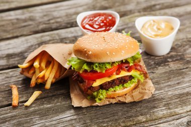 Lezzetli hamburger ve patates