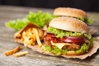 Lezzetli hamburger ve patates