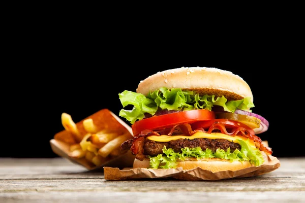 Délicieux hamburger et frites — Photo