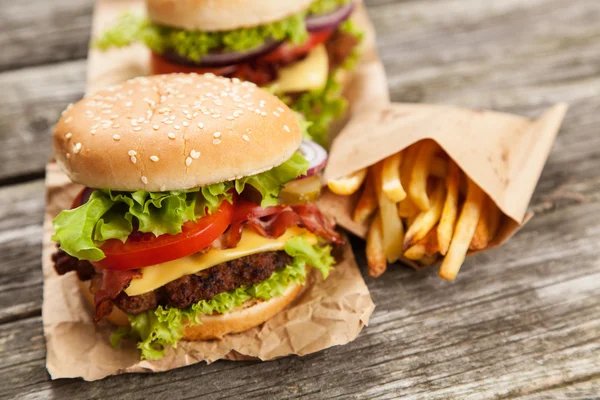 Deliziosi hamburger e patatine fritte — Foto Stock