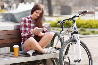 genç kadın bir tablet PC'yi kullanma