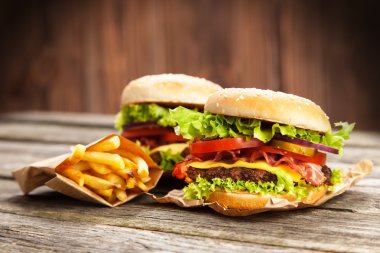 Lezzetli hamburger ve patates