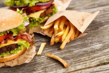 Lezzetli hamburger ve patates