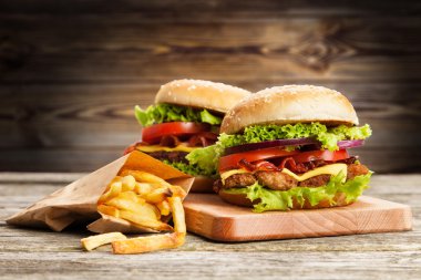 Lezzetli hamburger ve patates