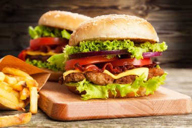 Lezzetli hamburger ve patates