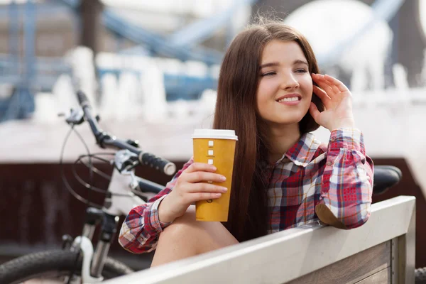 Mujer joven tomando café en un viaje en bicicleta — Foto de Stock