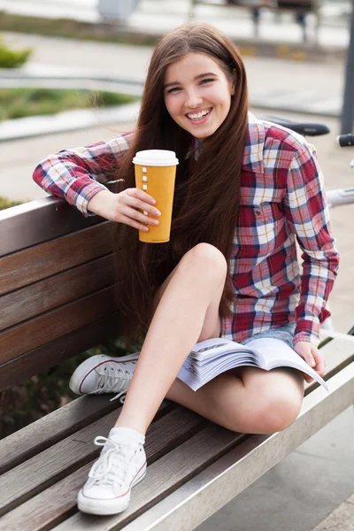 Młoda kobieta pije kawę na wycieczkę rowerem — Zdjęcie stockowe