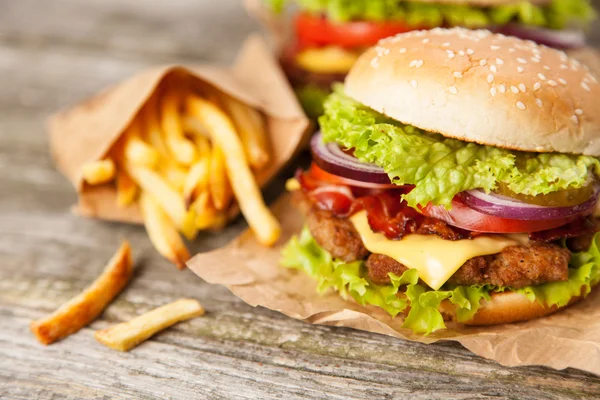 Deliziosi hamburger e patatine fritte — Foto Stock