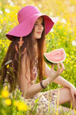 Tanara frumoasa mănâncă un pepene