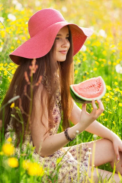 Giovane bella donna mangiare un'anguria — Foto Stock