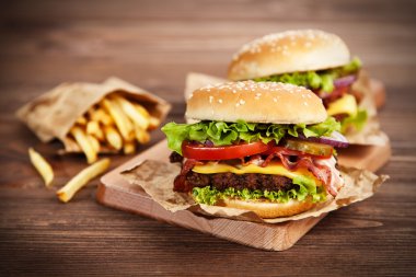 Lezzetli hamburger ve patates