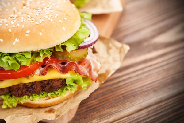 Deliciosa hamburguesa y papas fritas — Foto de Stock